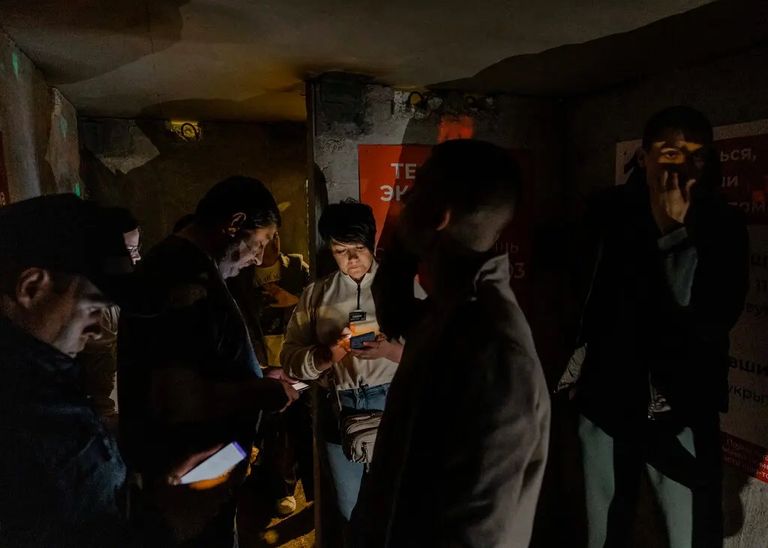 عنصران من الجيش الروسي في ساحة بيلغورود