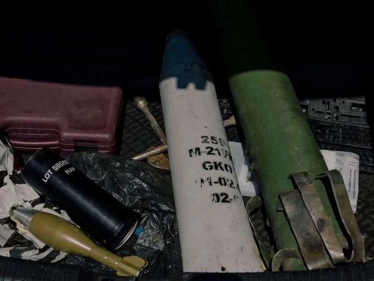 عنصران من الجيش الروسي في ساحة بيلغورود