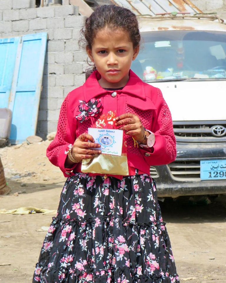 شباب يمنيون يدخلون الفرح لقلوب الأطفال