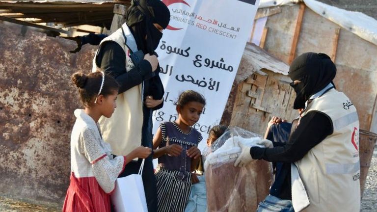 الإمارات تشارك اليمنيين بهجة العيد