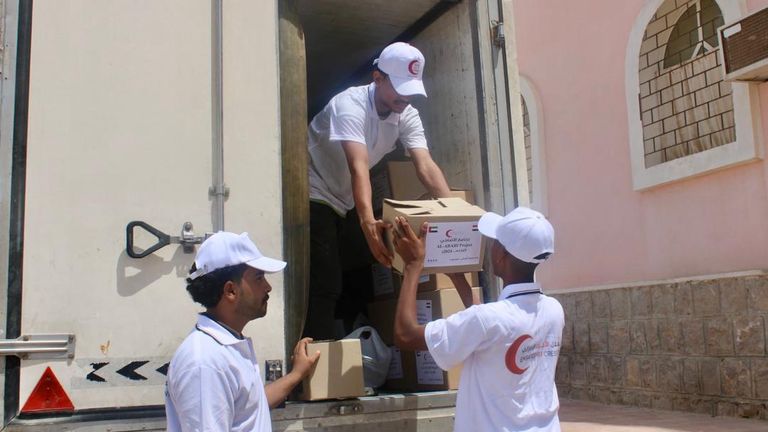 الإمارات تشارك اليمنيين بهجة العيد