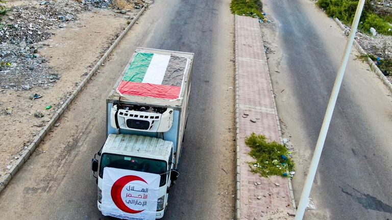 الإمارات تشارك اليمنيين بهجة العيد