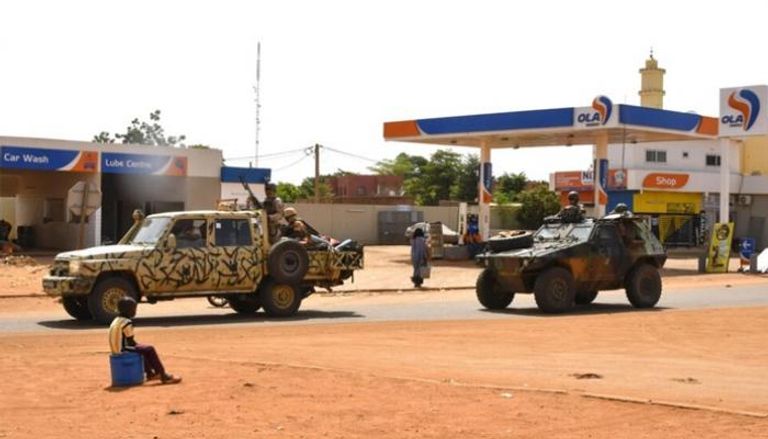 دورية تابعة لقوات الدرك النيجيرية ترافق مركبة عسكرية فرنسية 