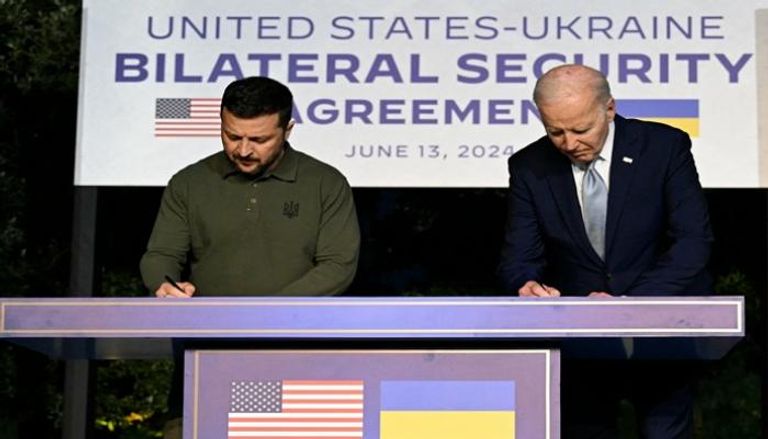 الرئيس الأمريكي جو بايدن خلال توقيع اتفاقا أمنيا مع نظيره الأوكراني