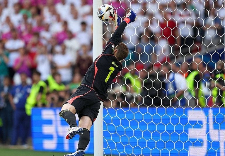 مانويل نوير صورة من مباراة ألمانيا والمجر