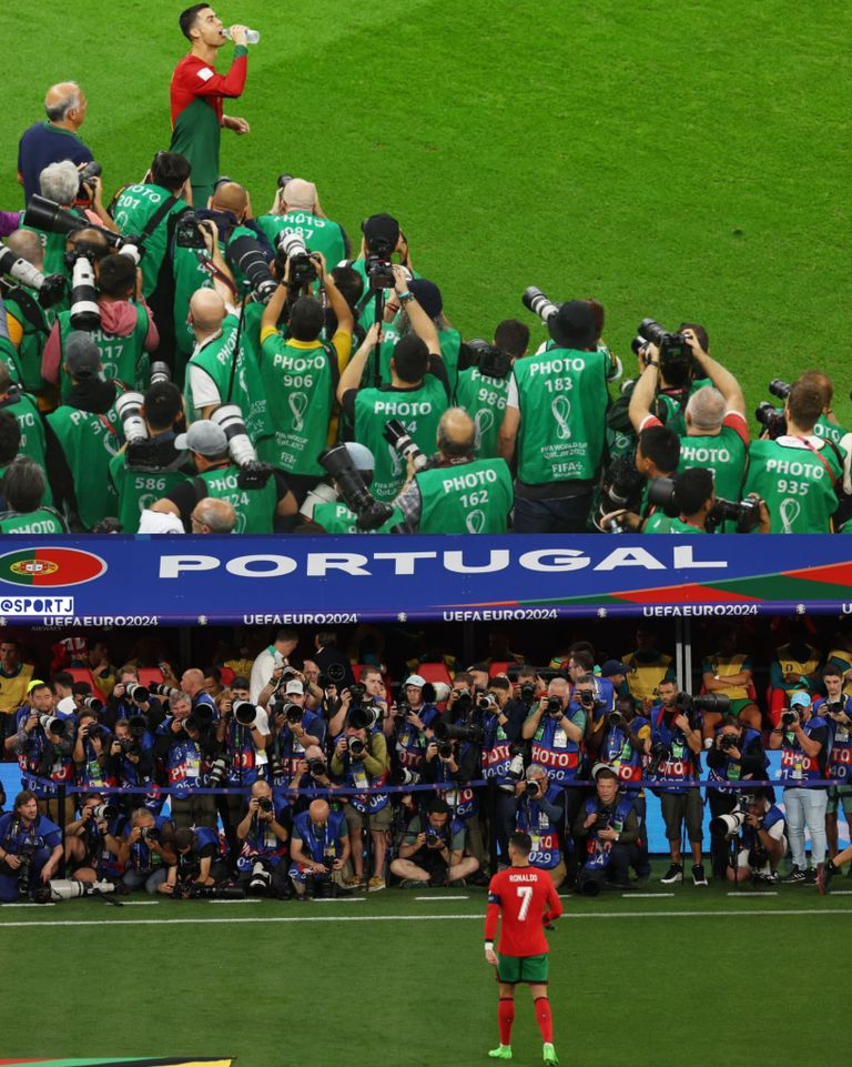 رونالدو وعدسات المصورين كريستيانو رونالدو قائد منتخب البرتغال