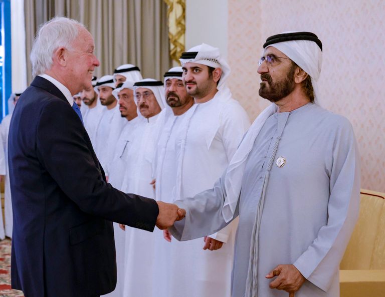 الشيخ محمد بن راشد آل مكتوم خلال استقباله وفد مجموعة طيران الإمارات