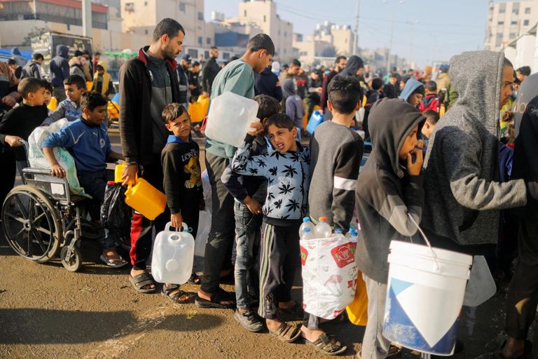 أطفال في غزة ينتظرون وجبة غذائية