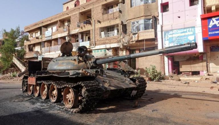 دبابة عسكرية مدمرة في أحد شوارع الخرطوم
