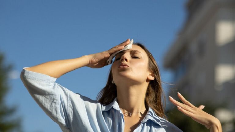 شخص يتصبب عرقا تحت أشعة الشمس - أرشيفية