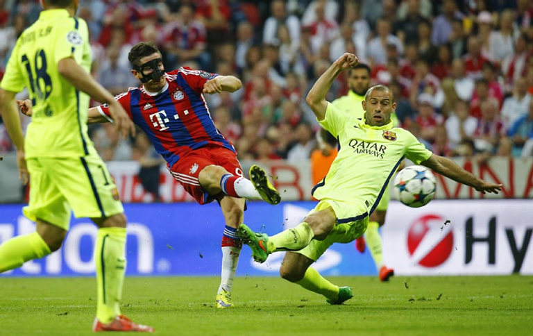 روبرت ليفاندوفسكي كيليان مبابي لاعب منتخب فرنسا