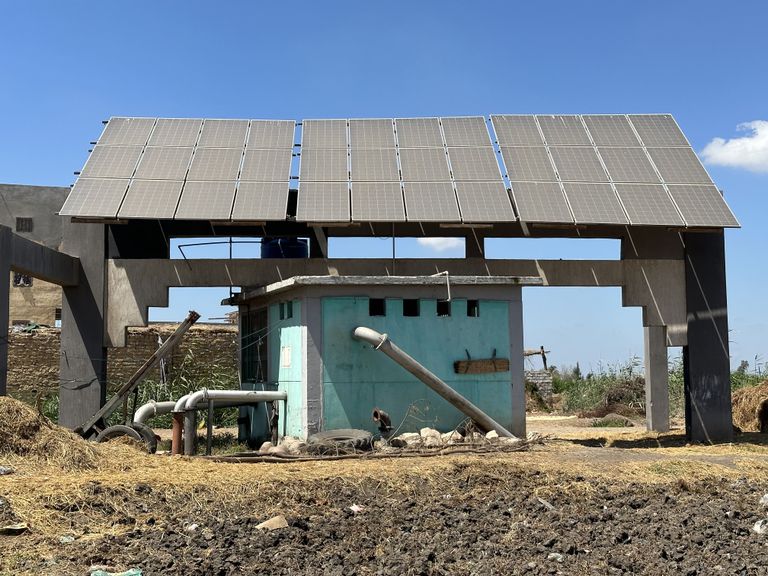 صورة لمحطة الطاقة الشمسية في قرية زهران، محافظة كفر الشيخ، تصوير: آلاء عمارة صورة جانبية لمحطة الطاقة الشمسية، تصوير: آلاء عمارة.