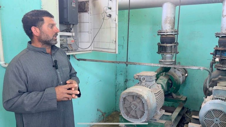 صورة لـ«أحمد عبد الخالق»، داخل المحطة، تصوير: آلاء عمارة. صورة جانبية لمحطة الطاقة الشمسية، تصوير: آلاء عمارة.