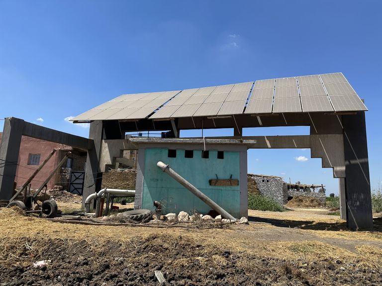 صورة جانبية لمحطة الطاقة الشمسية، تصوير: آلاء عمارة.  صورة جانبية لمحطة الطاقة الشمسية، تصوير: آلاء عمارة.