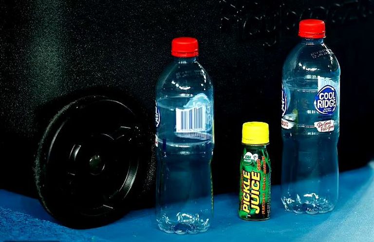 مشروب المخلل الذي يتناوله نجوم العالم نجم منتخب إنجلترا مع المشروب الغريب