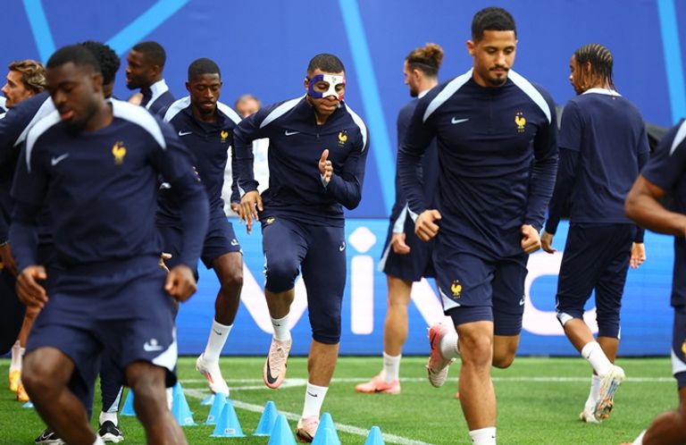 قناع مبابي مهاجم منتخب فرنسا قناع كيليان مبابي مهاجم منتخب فرنسا