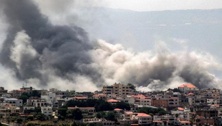 تصاعد الدخان أثناء القصف الإسرائيلي على قرية الخيام في جنوب لبنان 
