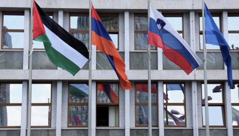 علم فلسطين يرفرف بين أعلام أخرى من بينها علم أرمينيا 