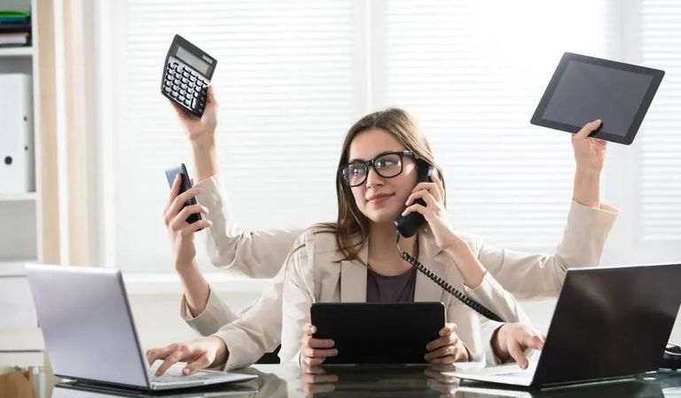 حيل الموظفين المتظاهرين بالعمل تتكشف