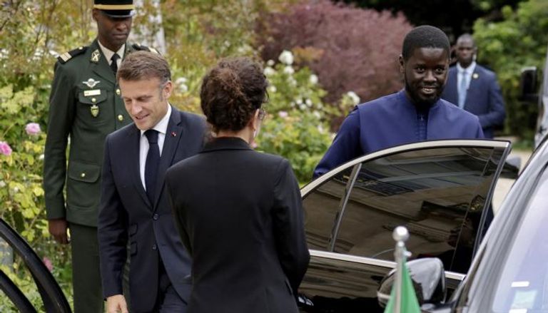 ماكرون يستقبل نظيره السنغالي في باريس