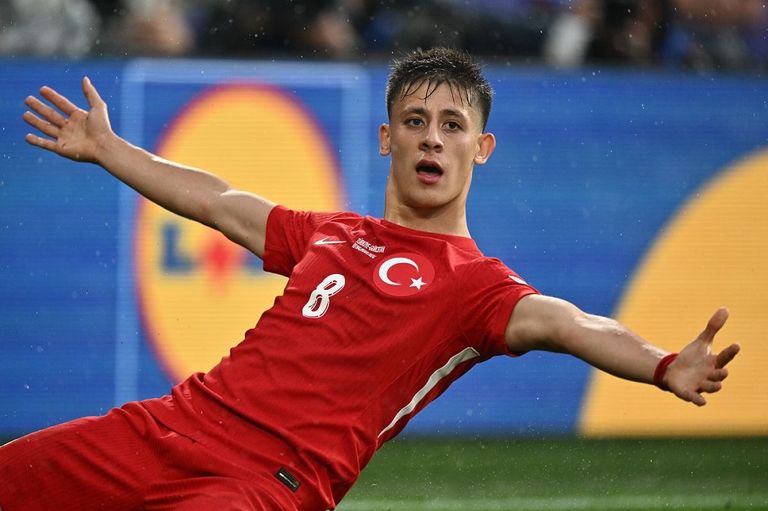 أردا غولر بقميص منتخب تركيا أردا غولر وكارلو أنشيلوتي - ريال مدريد