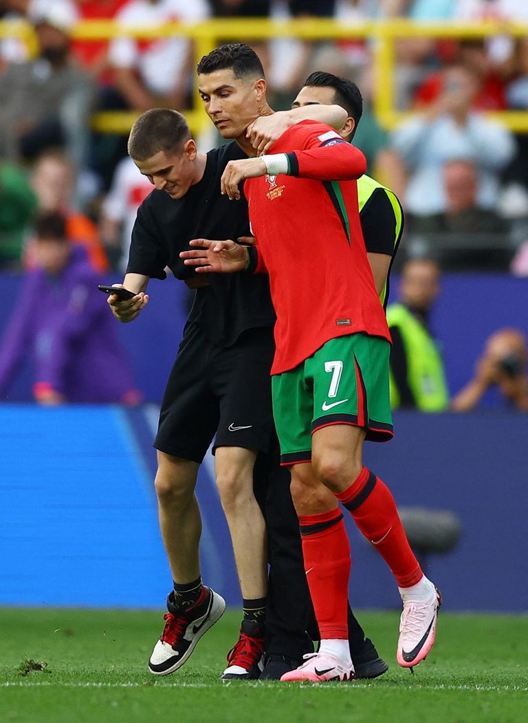 رونالدو مع طفل