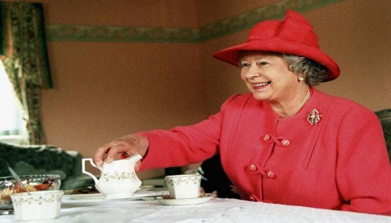 الملكة إليزابيث تعد الشاي - أرشيفية
