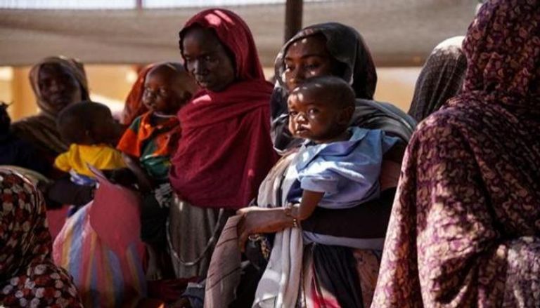 نساء وأطفال في مخيم زمزم للنازحين بالقرب من الفاشر في شمال دارفور بالسودان