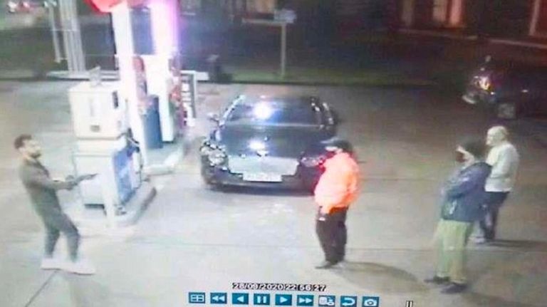 صلاح يدافع عن مشرد محمد صلاح مهاجم ليفربول