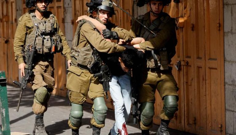 جنود إسرائيليون يعتقلون فتى فلسطينياً في الضفة الغربية 