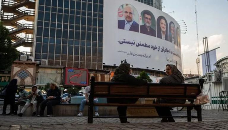 لافتة تجمع المرشحين لرئاسة إيران في أحد الشوارع