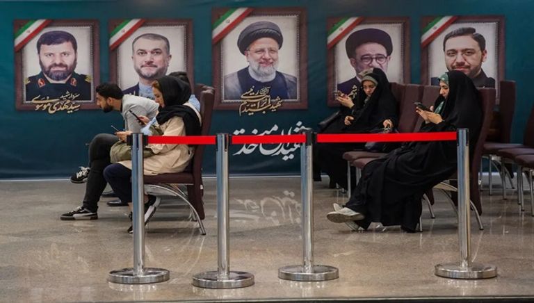 لافتة تجمع المرشحين لرئاسة إيران في أحد الشوارع
