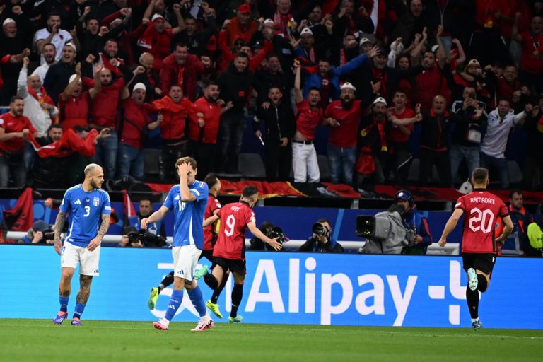 منتخب إيطاليا المدرب البلجيكي توم سينتفيت