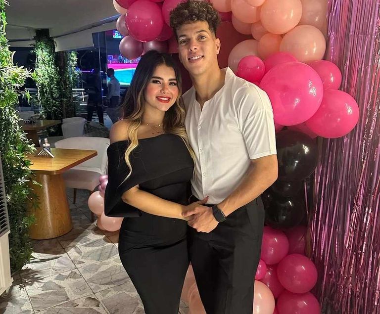 إمام عاشور وزوجته - أرشيفية