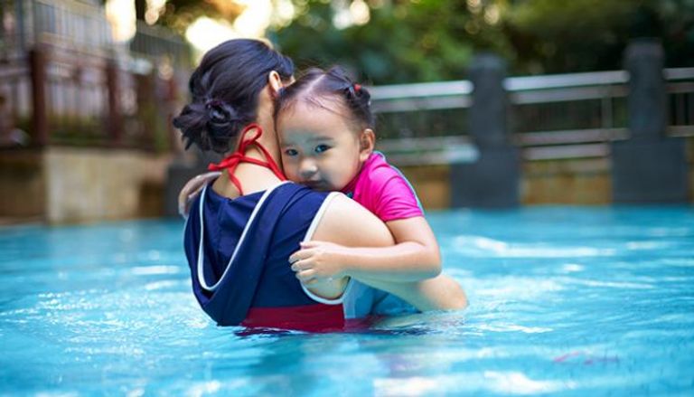 فوبيا الماء عند الأطفال: كيف أحبب طفلي في السباحة؟