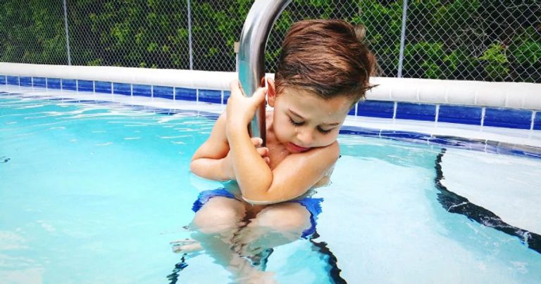 فوبيا الماء عند الأطفال وطرق تحبيب الطفل في السباحة