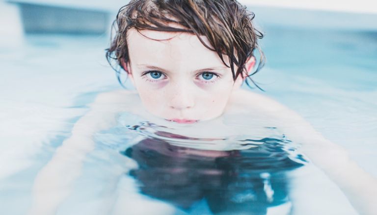 فوبيا الماء عند الأطفال وطرق تحبيب الطفل في السباحة