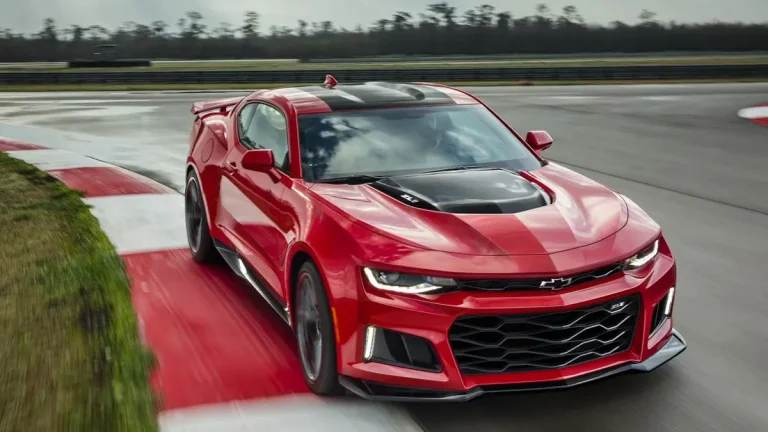 شيفروليه كمارو 1LT كوبيه 2024 واحدة من أرخص السيارات الرياضية لعام 2024 أرخص السيارات الرياضية لعام 2024