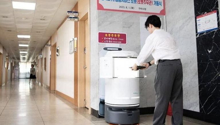  روبوت إداري بمبنى مجلس مدينة غومي في كوريا الجنوبية