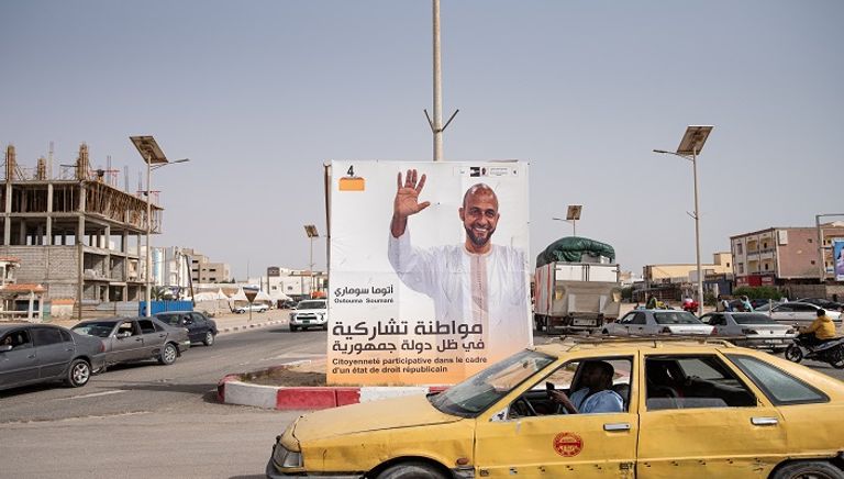 موريتانيون يحملون لافتات دعائية للرئيس والمرشح الغزواني