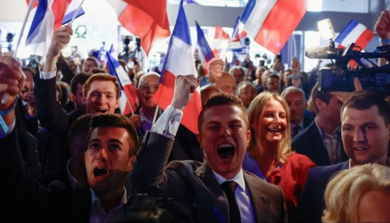 شباب التجمع الوطني يحتفلون بالفوز في انتخابات أوروبا