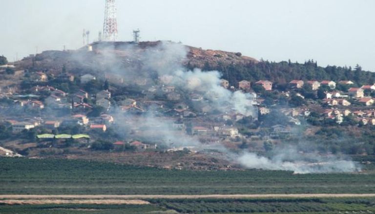 دخان يتصاعد من بلدة المطلة شمال إسرائيل بعد صواريخ أطلقها حزب الله