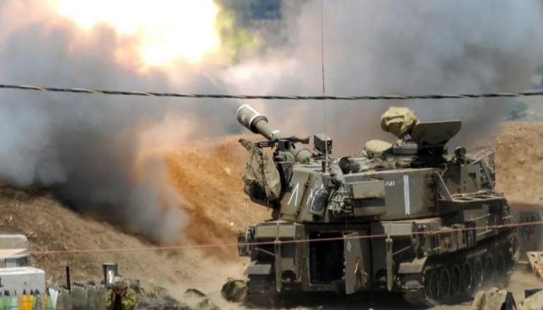 دبابة إسرائيلية تقصف جنوب لبنان خلال حرب 2006