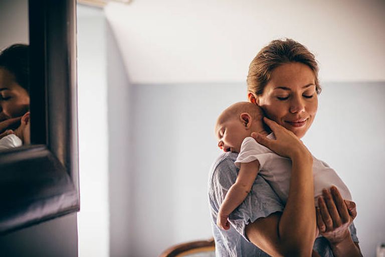 إتيكيت زيارة الأم الجديدة وطفلها إتيكيت زيارة الأم الجديدة وطفلها