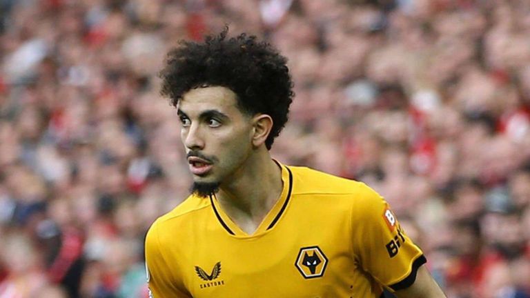 ريان آيت نوري لاعب ولفرهامبتون أرني سلوت مدرب ليفربول