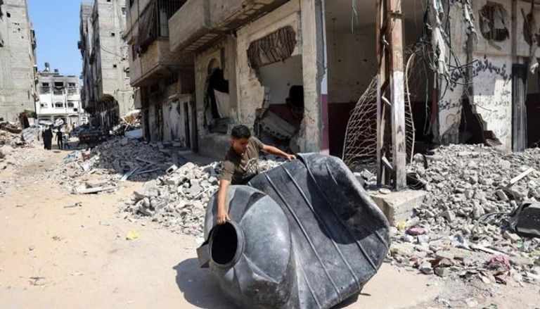 فلسطيني يجر خزانا في غزة
