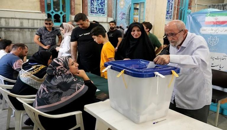 ناخبون إيرانيون في أحد مراكز الاقتراع