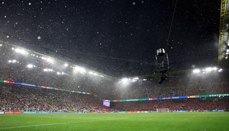 البرق يضرب مباراة ألمانيا والدنمارك