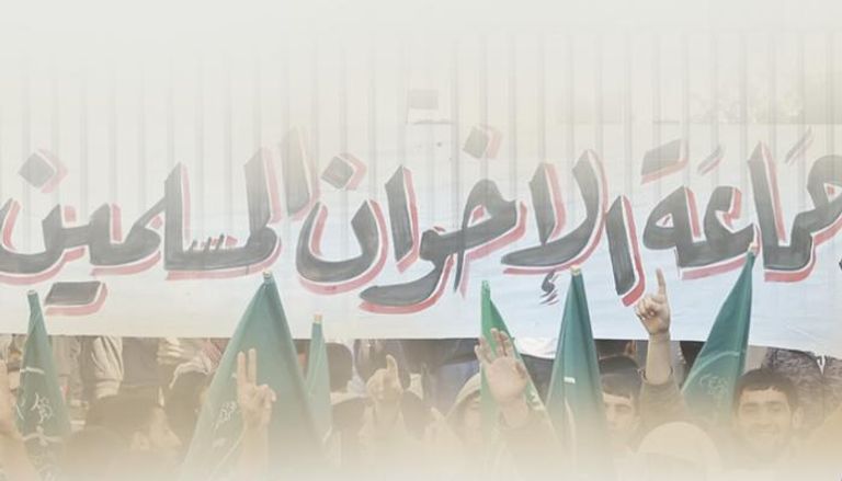 لافتة لعناصر إخوانية مكتوب عليها شعار التنظيم
