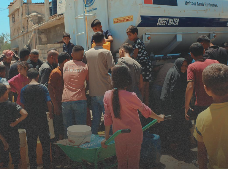توزيع المياه على أهالي غزة